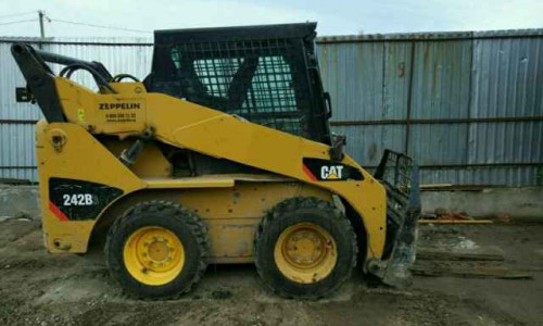 Аренда мини-погрузчика Caterpillar 242В